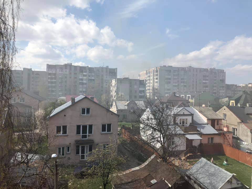 Диму дуже багато. Очевидці пожежі на Кульпарківській публікують фото. 