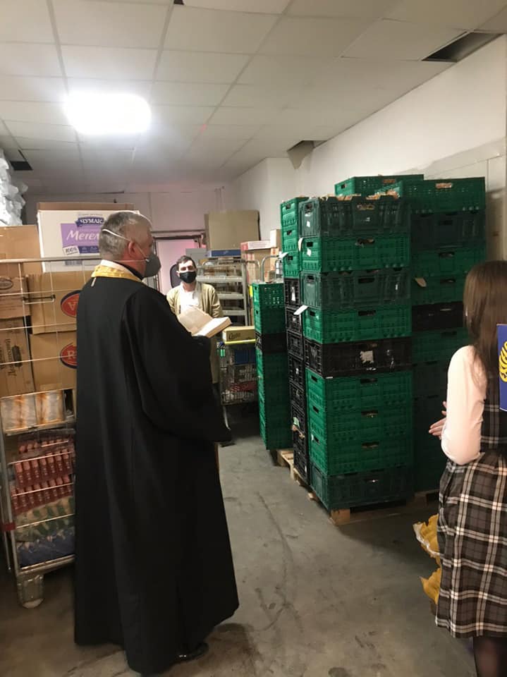 На складі львівського супермаркету освятили першу партію пасок. Фото Oleg Grytsyniak. 