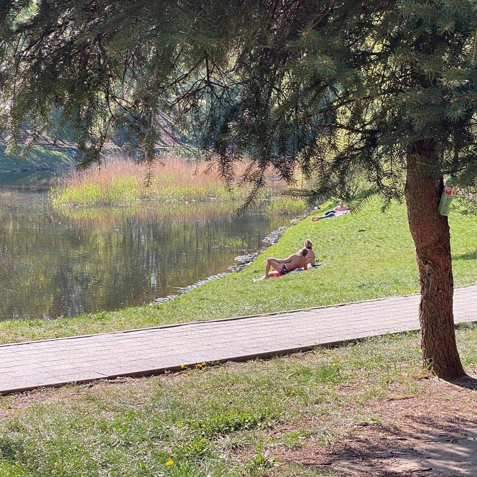 Самозасмагація: на Піскових озерах стартував сезон відпочинку біля води. Фото: Олександра Гуріна. 