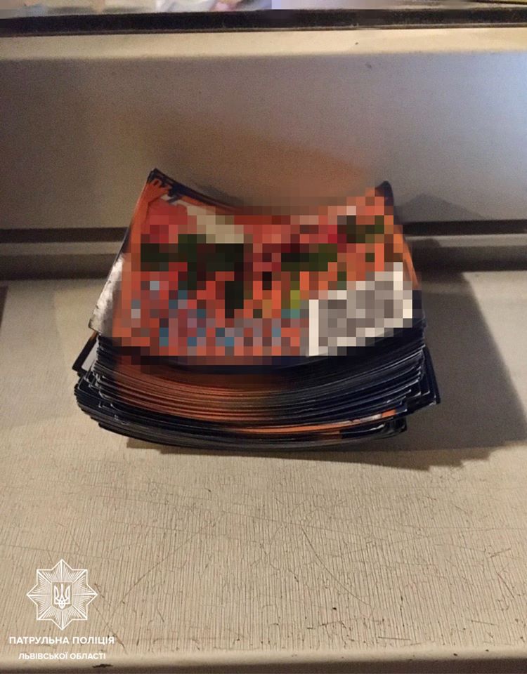 Львів'янин роздавав листівки з рекламою наркотиків на території лікарні.