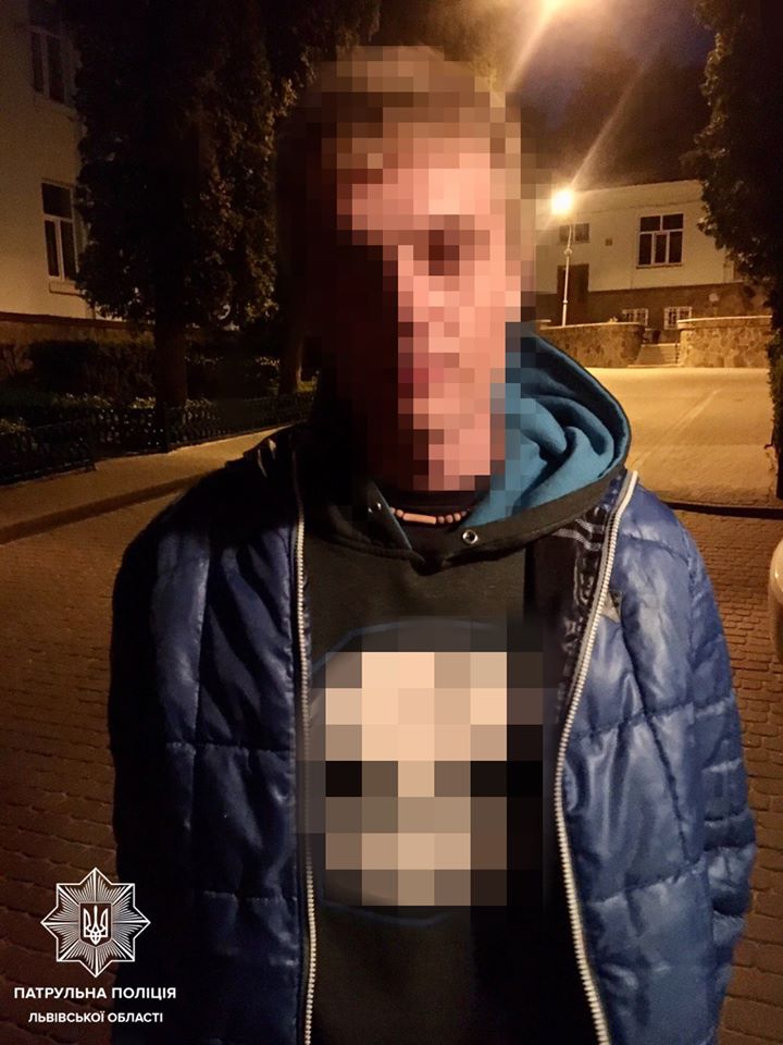 У Львові патрульні затримали чоловіка, який роздавав листівки з рекламою наркотиків. 