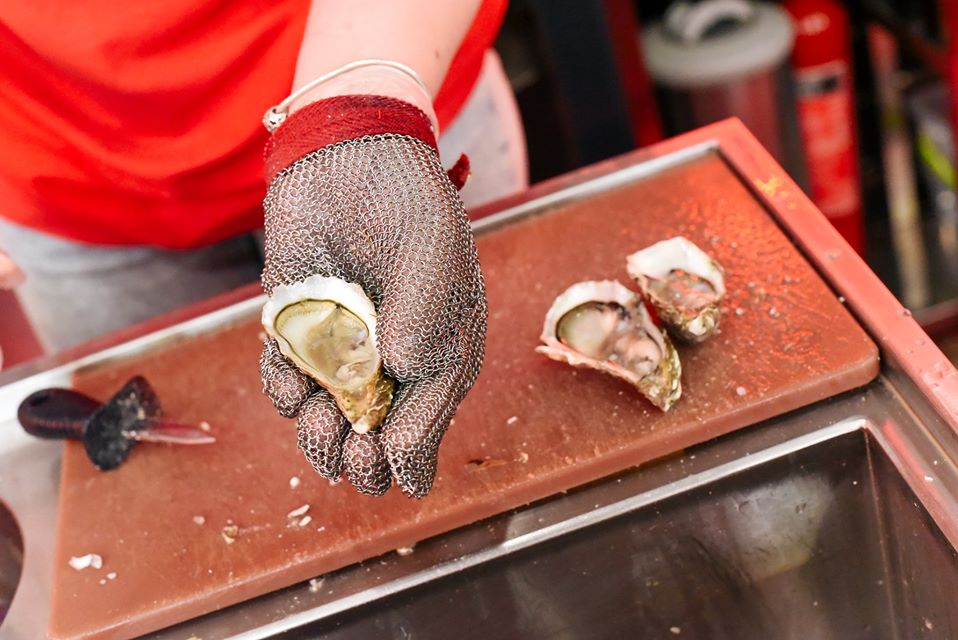 Ну що, по устриці?! ;) Фото: Білий налив/Фейсбук.