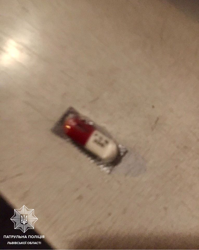 Під час поверхневої перевірки у молодика виявили таблетку невідомого походження.