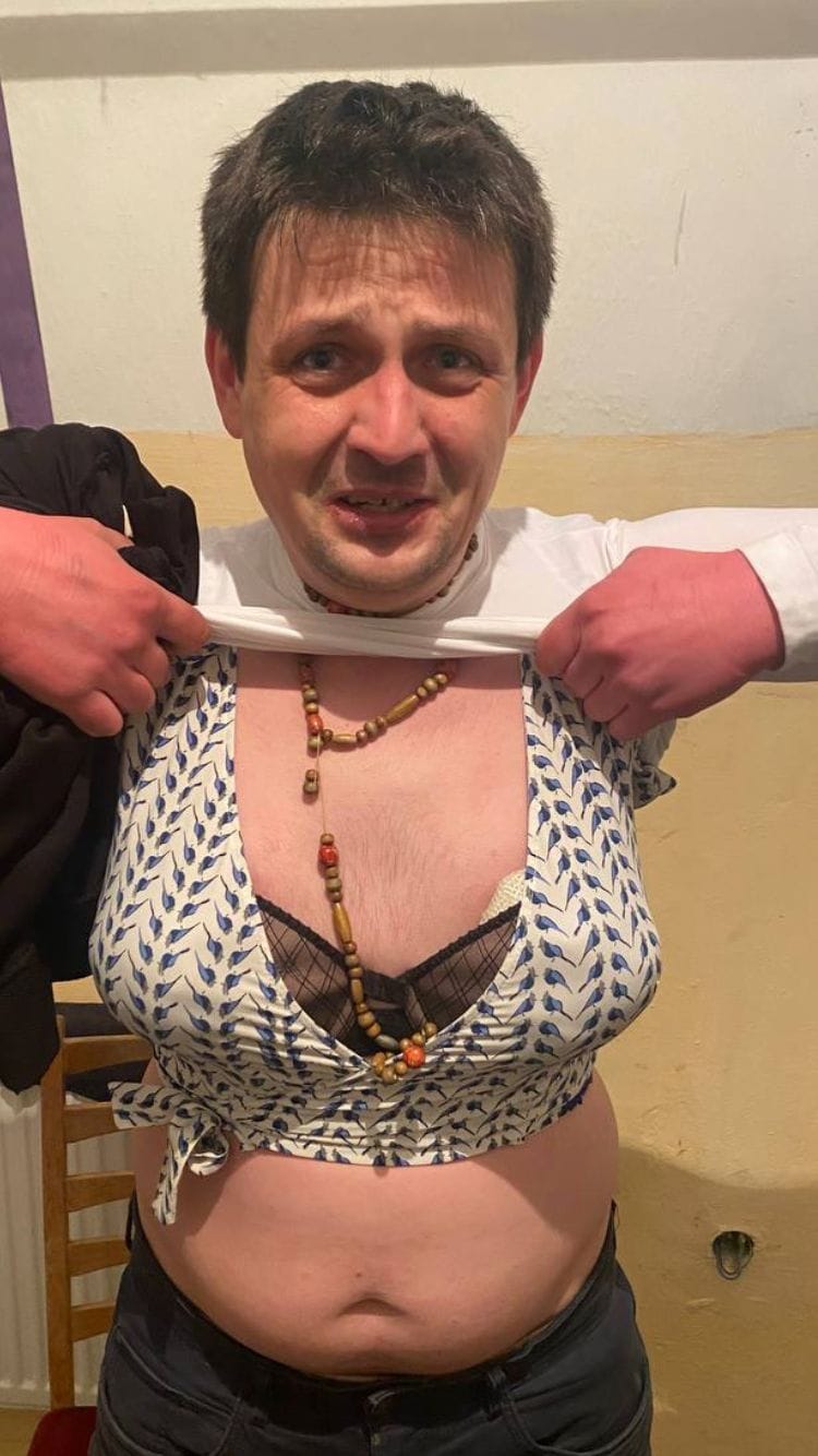 У бюстгальтер – вату: на кордоні затримали чоловіка, який видавав себе за жінку Фото: facebook.com/tuzyano 