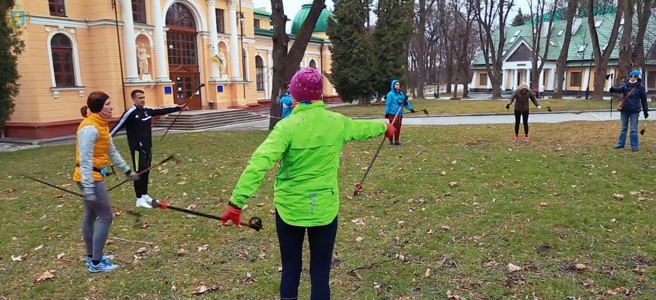 Де і коли: львів'ян кличуть на безкоштовні заняття зі скандинавської ходьби