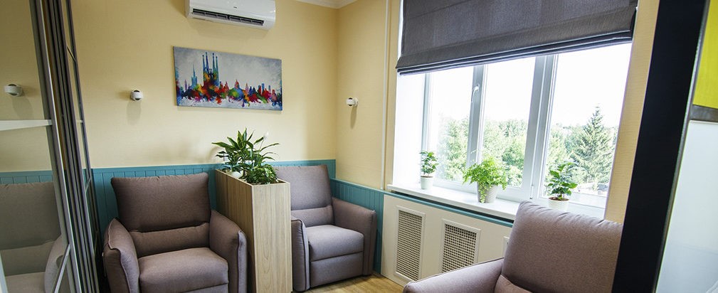 Не лише в коридорах: де в українських лікарнях можуть перебувати батьки хворих дітей.