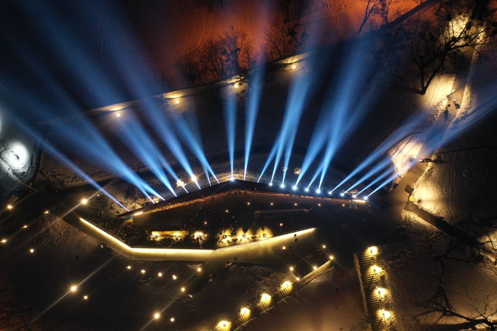 У небо над вечірнім Львовом запустили світлові промені. Фото: Львівська міськрада