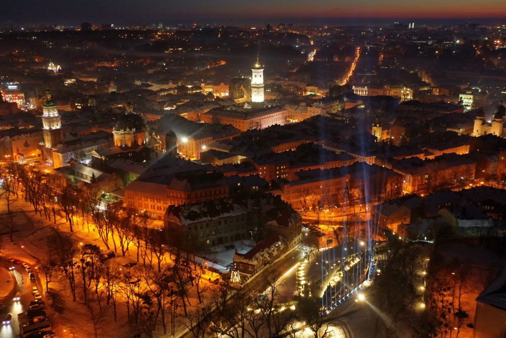 У небо над вечірнім Львовом запустили світлові промені. Фото: Львівська міськрада