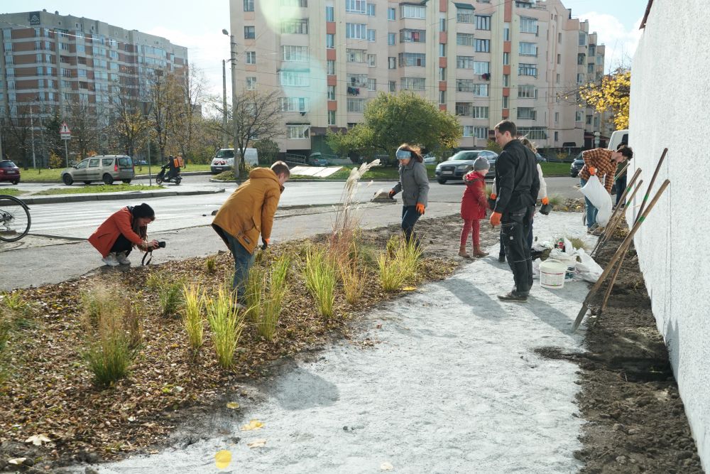У Львові на місці велетенської калюжі створять &laquo;зелений&raquo; простір із дощовим садком. Фото: Львівська міська рада