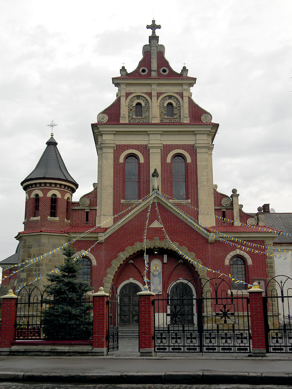 Першою посиплять кавою доріжку до церкви св. Йосафата у Львові. Фото: Фотографії старого Львова