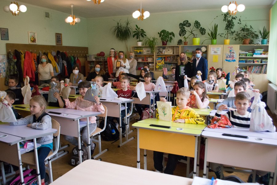 Львівські школярі пошили рекордну кількість екоторбинок. Фото: львівська школа №98.