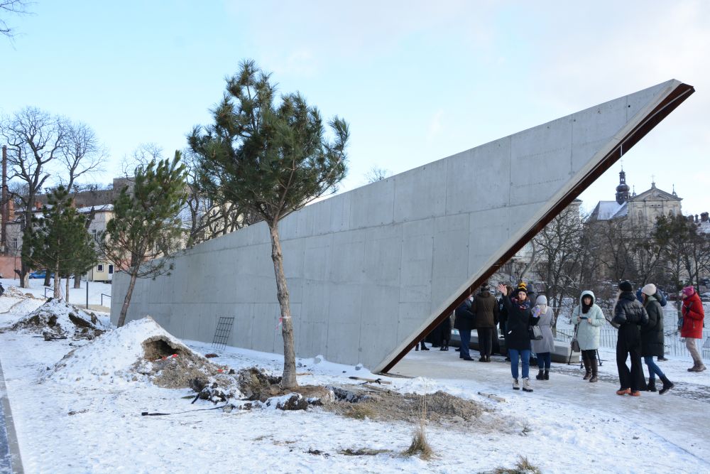 Меморіал пам&rsquo;яті Героїв Небесної Сотні у Львові засадили соснами