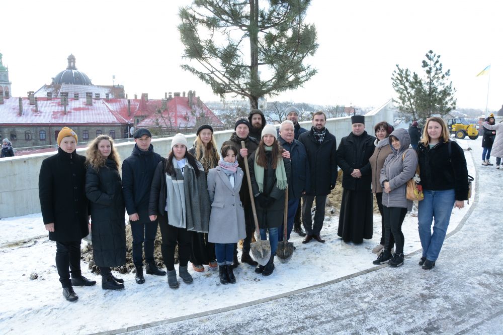 Меморіал пам&rsquo;яті Героїв Небесної Сотні у Львові засадили соснами