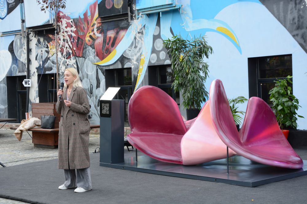 У Львові відкрили незвичайну рожеву скульптуру, створену в рамках проєкту "Звуки Міста". Фото: Львівська міська рада