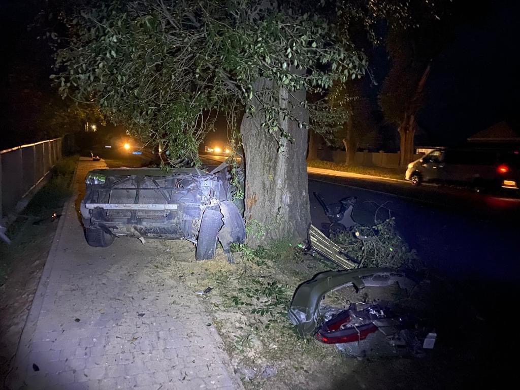 Біля Львова автомобіль "влетів" у дерево, загинули двоє людей.