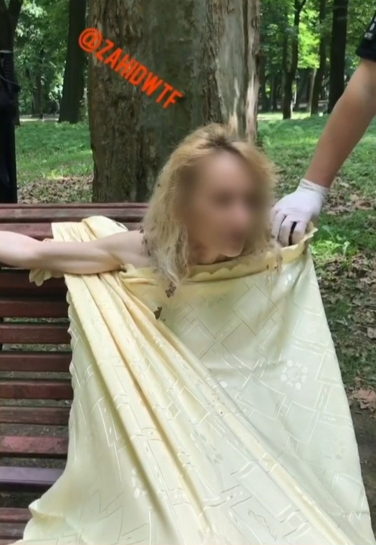 У Стрийському парку у Львові гола жінка нападала на перехожих. Фото: скріншот із відео 