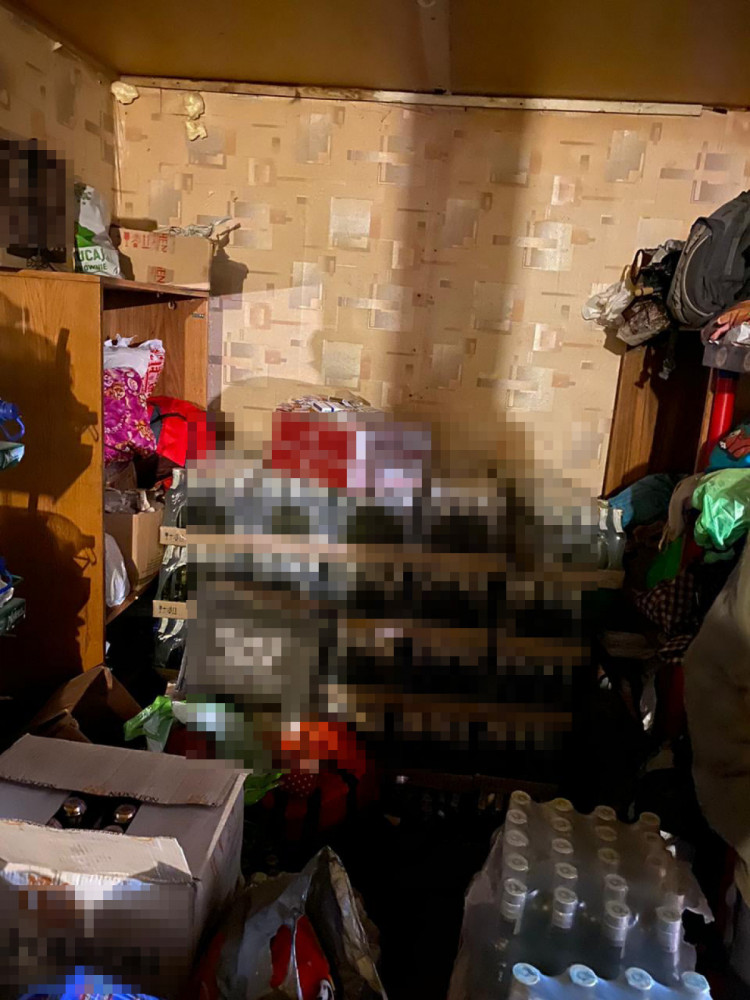 Біля Львова вилучили великі партії підробленого алкоголю і цигарок. Фото: поліція Львівщини