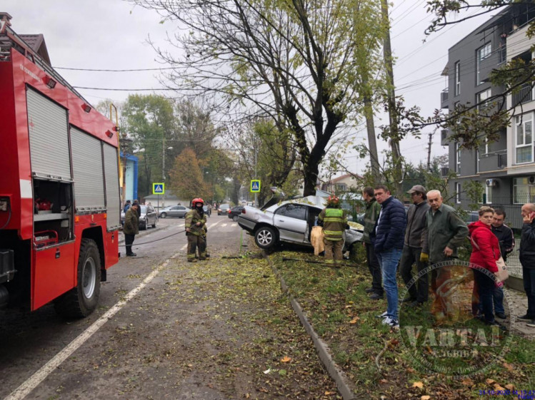 Врізався у дерево: на Левандівці загинув 32-річний чоловік. Фото: Варта 1.