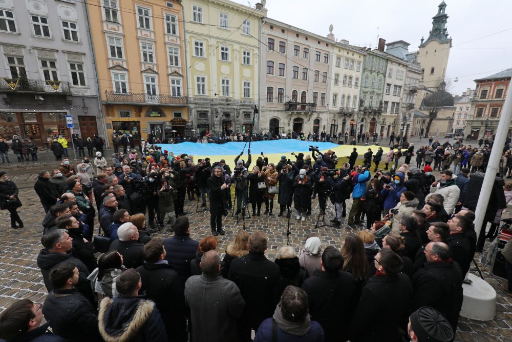 У центрі Львова урочисто заспівали Державний Гімн України та розгорнули синьо-жовтий стяг. Фото: Львівська міськрада