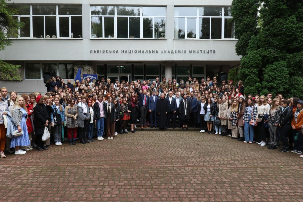 Андрій Садовий вітає студентів Львівської національної академії мистецтв . Фото: Роман Балук.