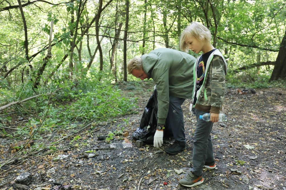 Міський голова Львова Андрій Садовий із Сином Антонієм прибирають сміття у парку «Цитадель». Фото: Львівська міськрада.
