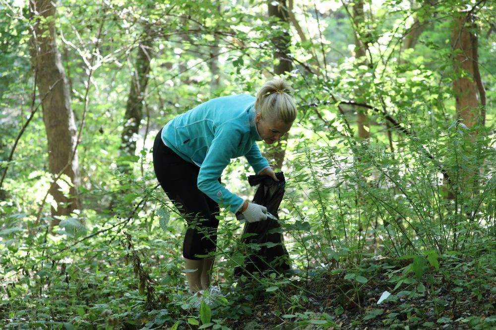 Дружина мера Львова Катерина Кіт-Садова прибирає сміття у Львівському парку. Фото: Львівська міськрада.