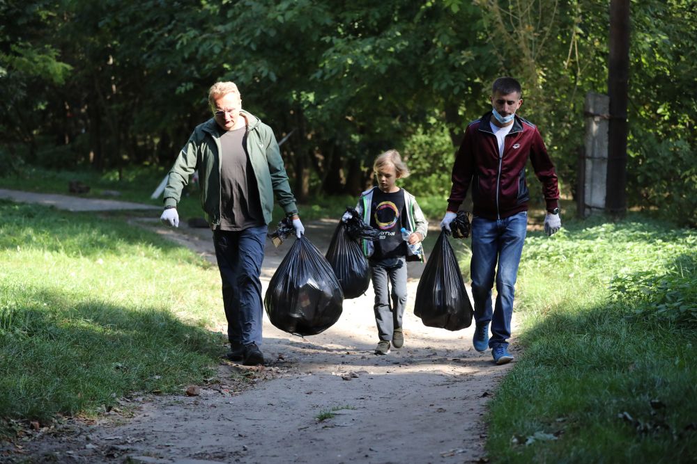 «Парки — це наші легені. Тому треба тут прибирати постійно, бо ти не можеш цього зробити раз і назавжди», — сказав Андрій Садовий. Фото: Львівська міськрада.