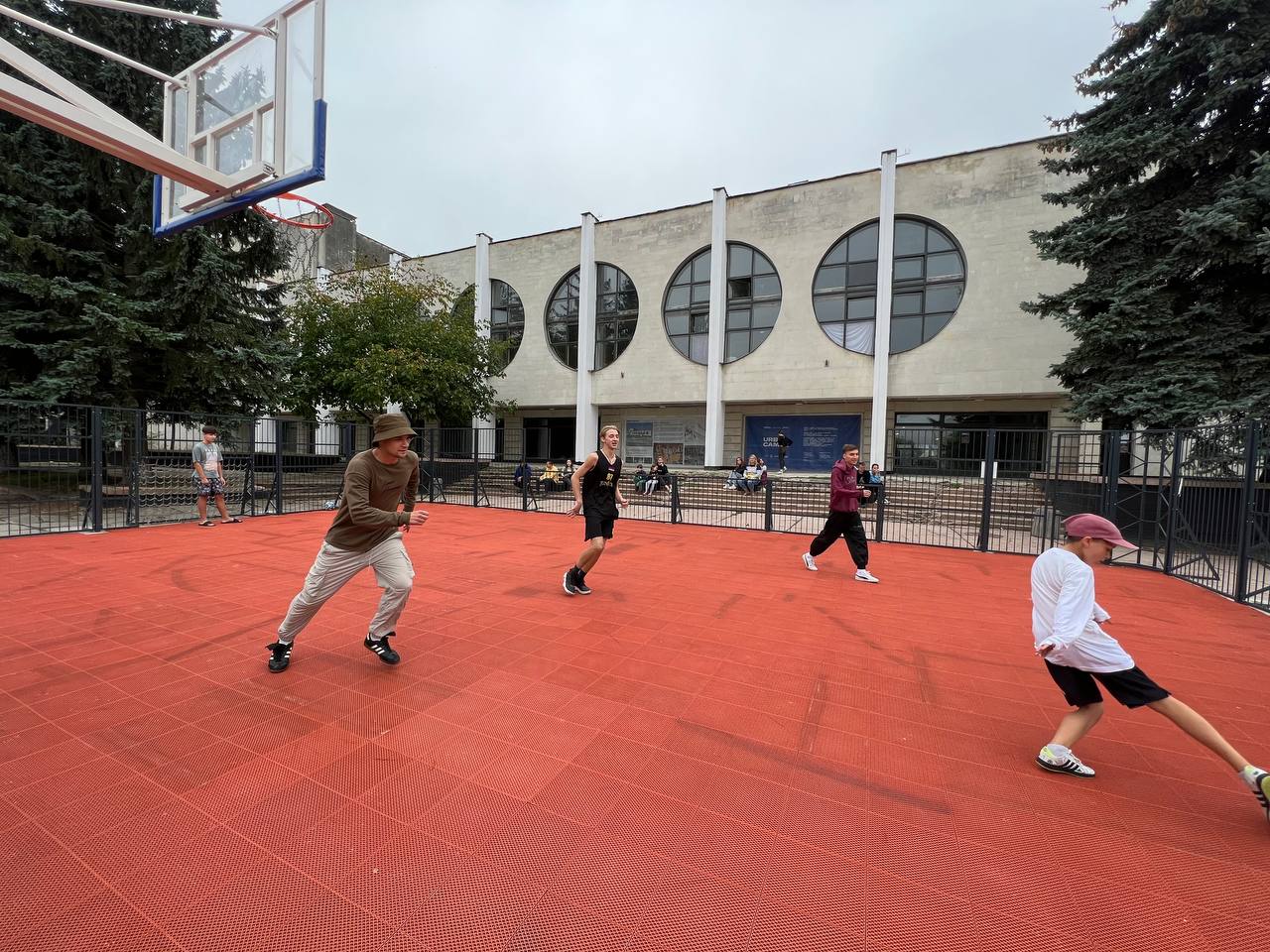 Стрітбол, вуличний футбол та кінотеатр: у Львові відкривають безкоштовний урбан-парк.