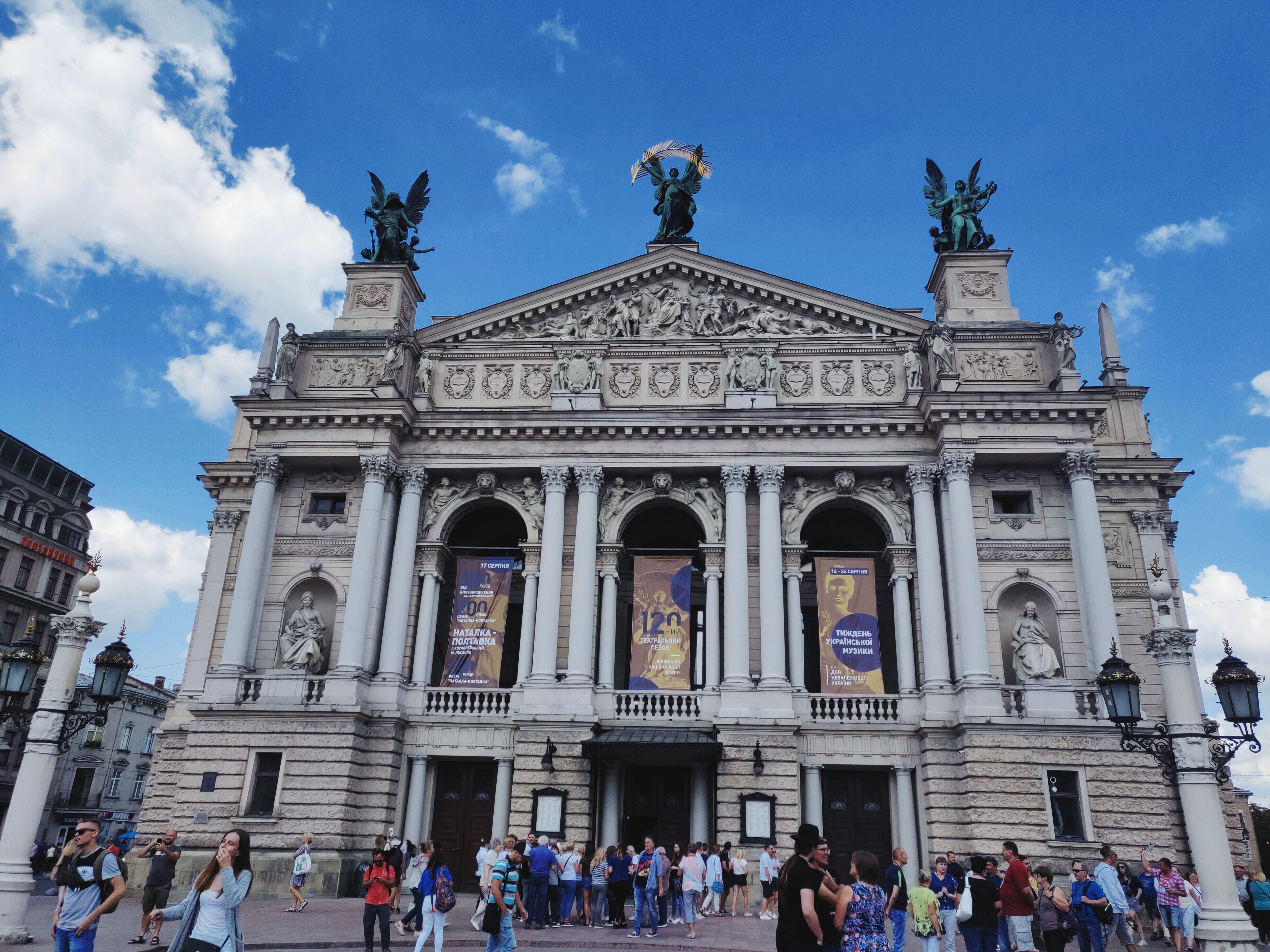 Гала-концерт української музики до Дня Незалежності України проводиться в рамках циклу концертів «Львів Опера - Гала», що розпочинають 121-ий театральний сезон. Фото: Львівський Оперний театр.