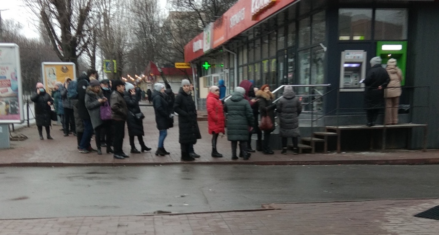 На Львівщині – довжелезні черги до банкоматів.