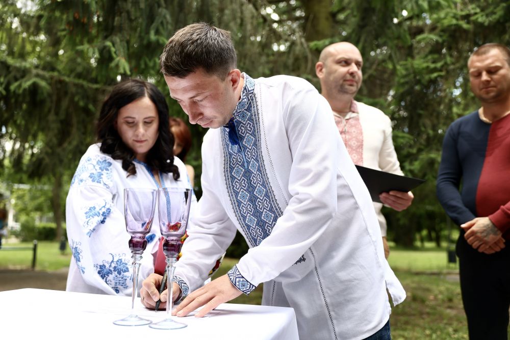 Головний лікар львівської лікарні одружив донеччанку, якій повернув зір – весільні фото.