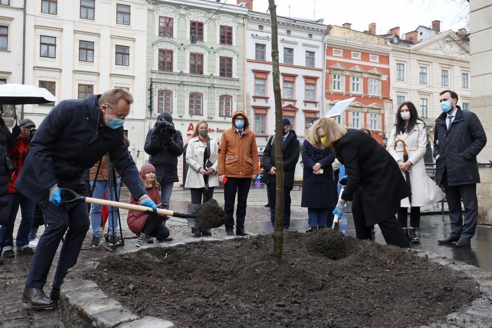 Мер Львова та тимчасово повірена у справах США в Україні посадили під ратушею каштан. Фото: Львівська міськрада.