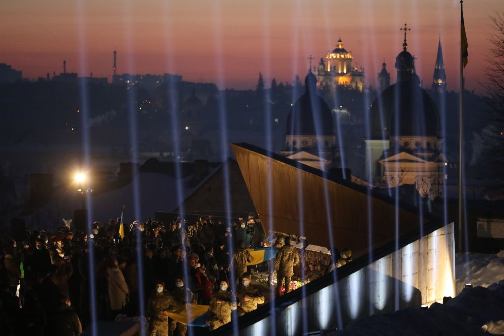 У небо над вечірнім Львовом запустили світлові промені. Фото: Львівська міськрада