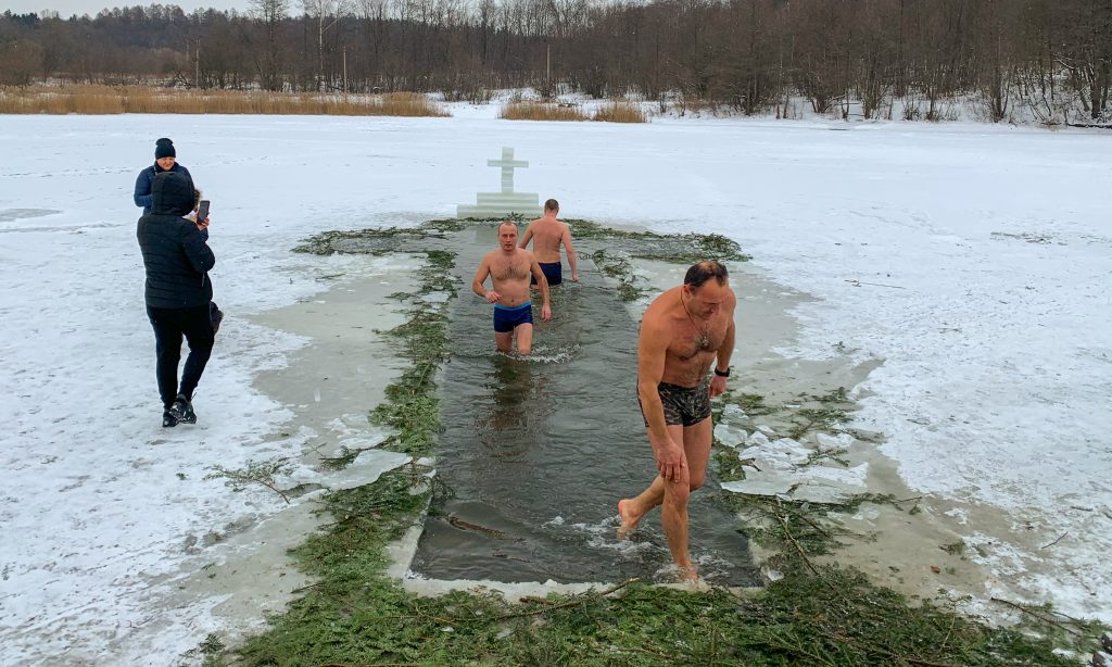 Купання на Водохреща 2021 у Бориславі. Фото: Vartonews.com.ua