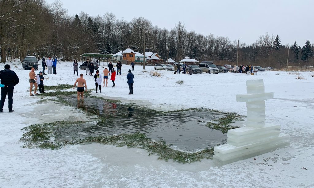 Купання на Водохреща 2021 у Бориславі. Фото: Vartonews.com.ua