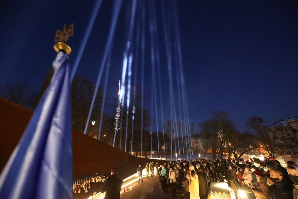 У небо над вечірнім Львовом запустили світлові промені. Фото: Львівська міськрада