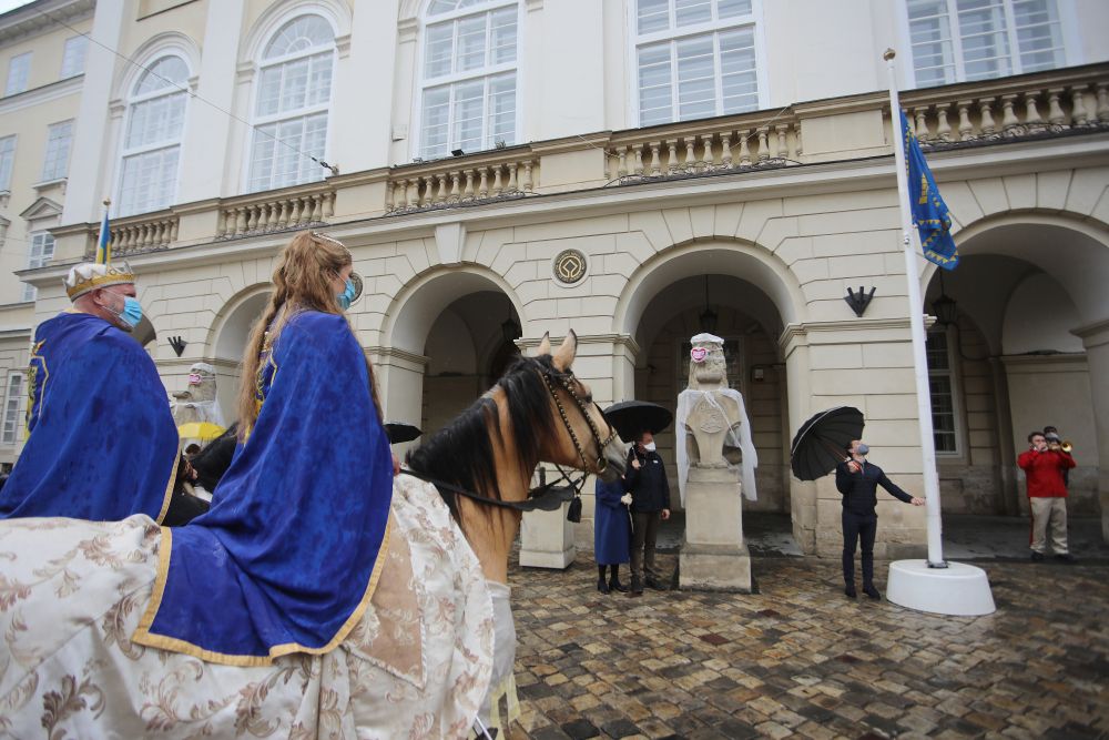 Скромно, але душевно. Львів святкує День народження.