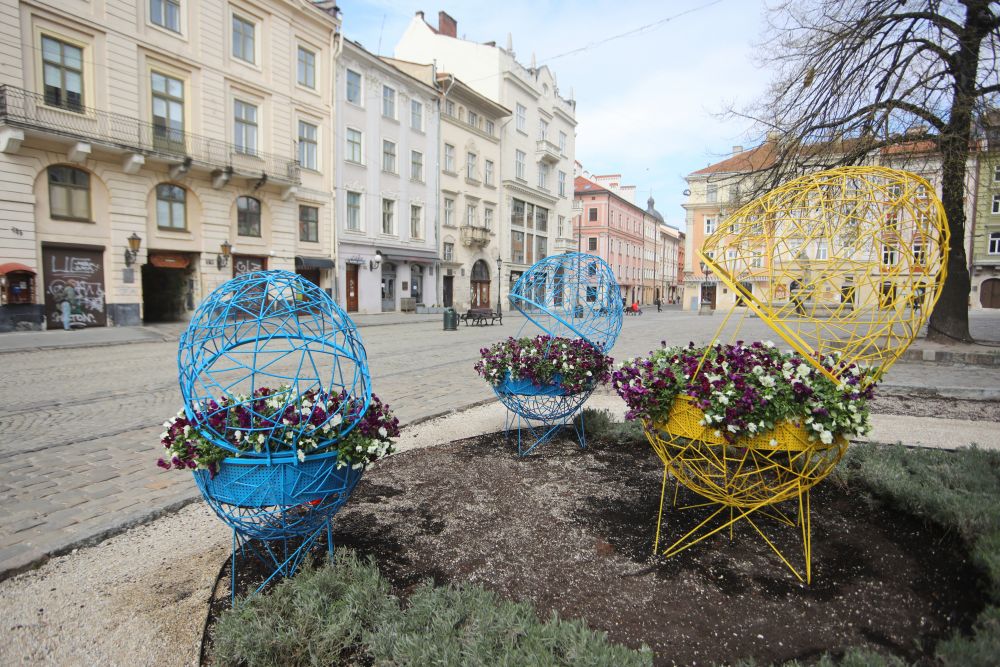 Великдень 2020: квітучі писанки біля Ратуші. Фото Львівська міськрада. 