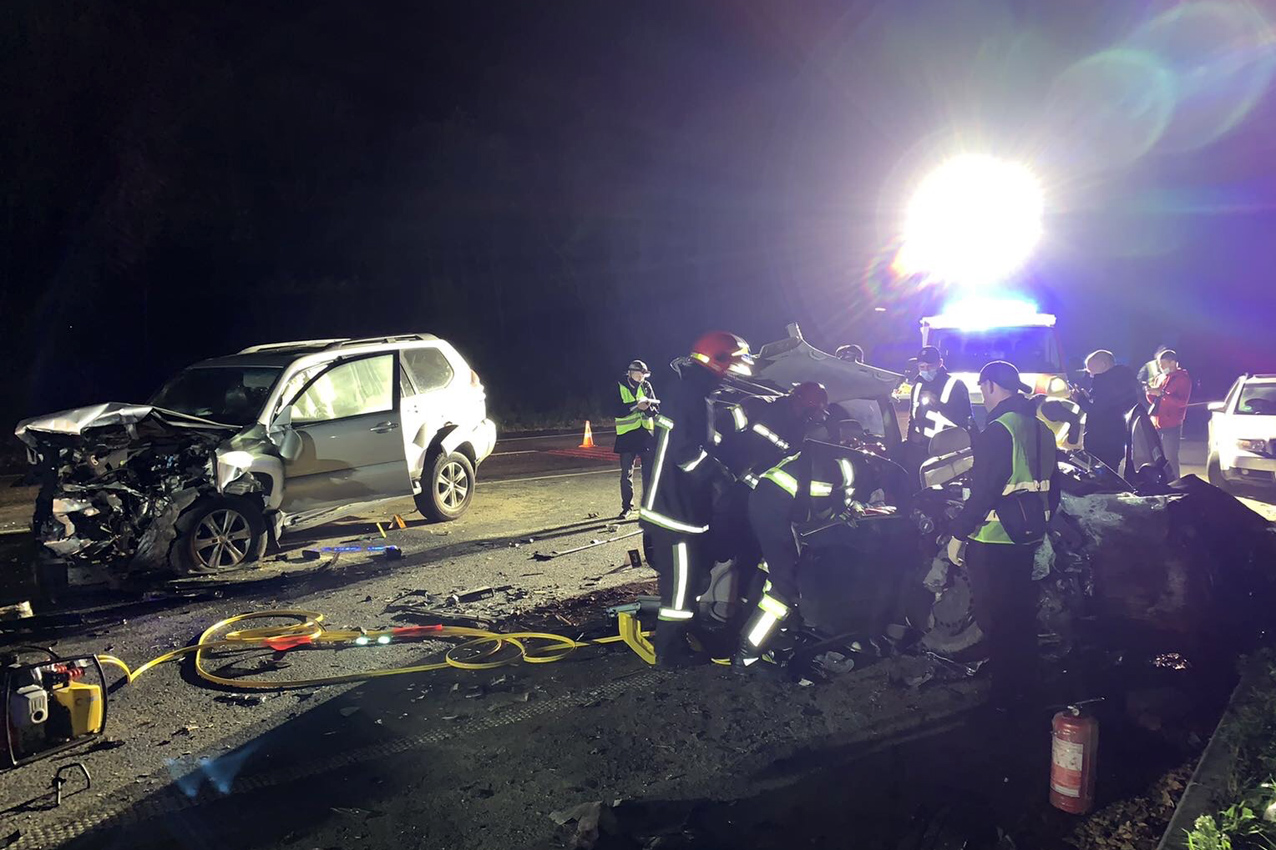 Автотроща на Хмельниччині: ексзаступник військового прокурора Львівщини спричинив ДТП з двома загиблими. Фото: ДСНС у Хмельницькій області.