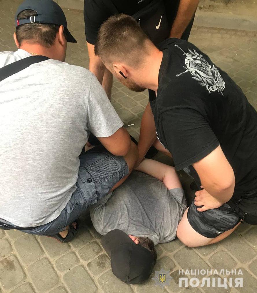 У Львові  оперативники затримали киянина, який видурив у літньої жінки 10 тисяч євро. Фото: поліція Львівщини