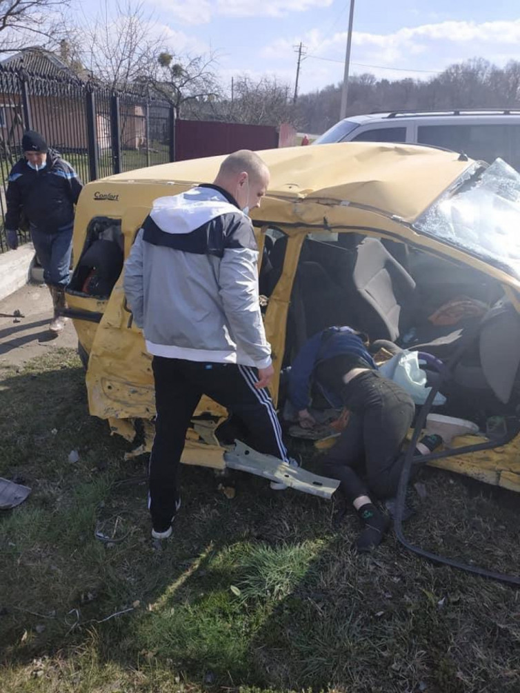 Сьогодні, 1 квітня, у автотрощі на Львівщині загинули троє людей. У ДТП біля Червонограда загинули троє людей. Фото Ігор Зінкевич.