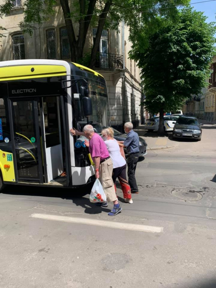 Як у Львові пенсіонери штовхали тролейбус, а молодь робила фото. Фото: Варта 1