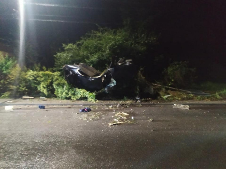 У Комарно BMW влетів у дерево. Фото: Vadym Krylov.