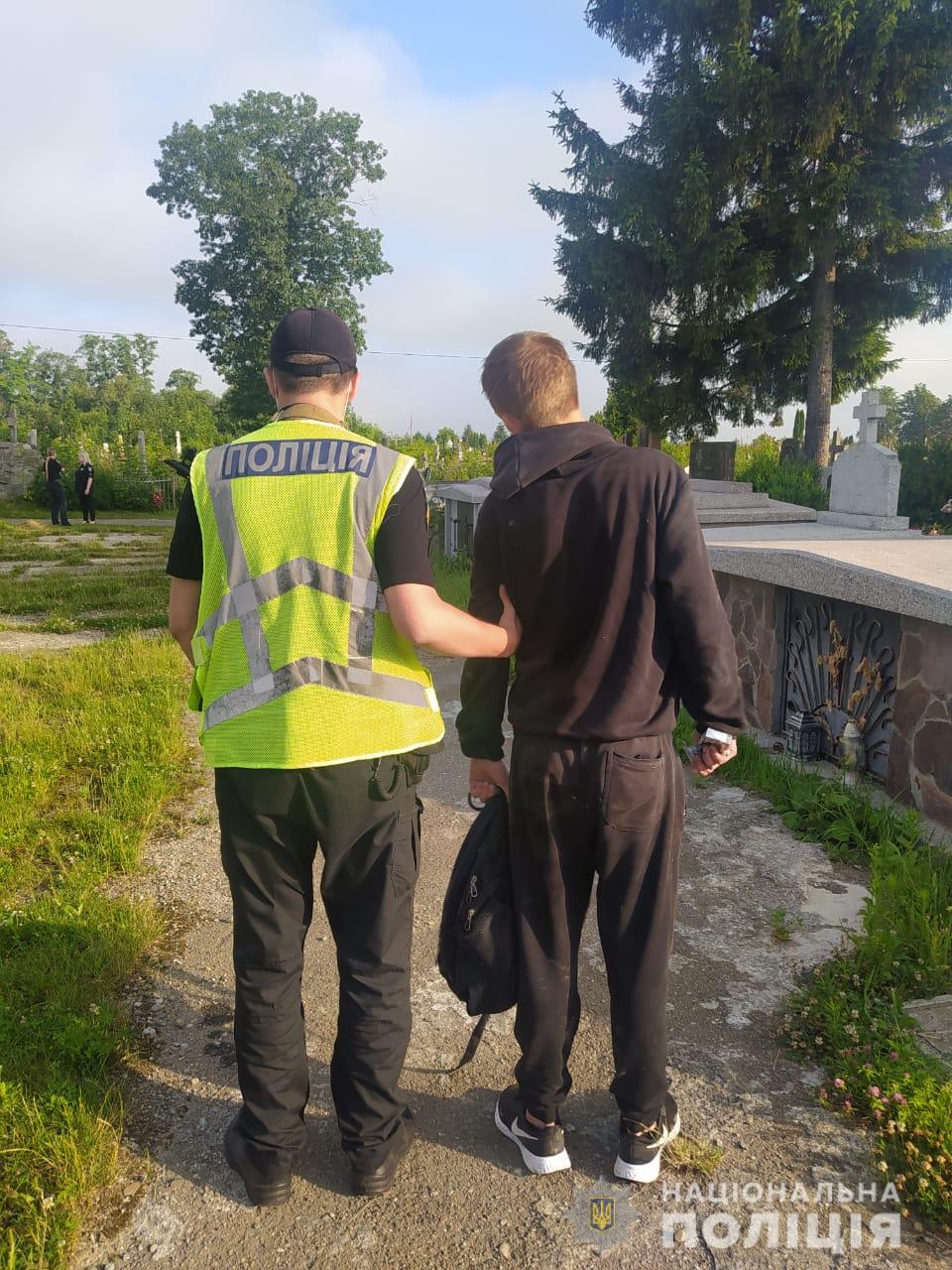 У Стрию 20-літній вандал розтрощив пів сотні могил на цвинтарі.Фото: поліція Львівщини