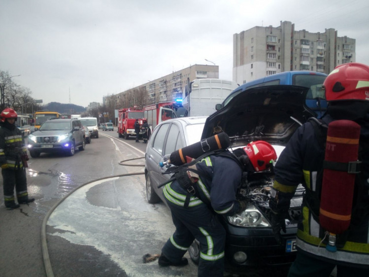 З-під капоту повалив дим: десятеро надзвичайників гасили автомобіль на Хмельницького. Фото: ДСНС у Львівській області.