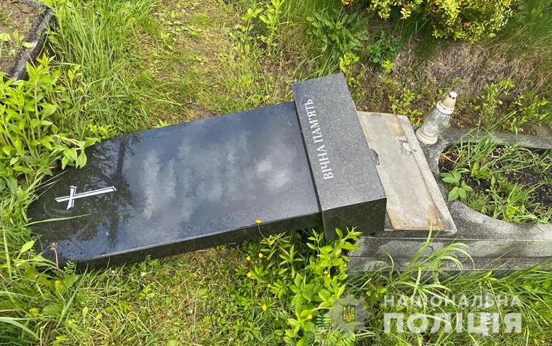 У Яворові, що на Львівщині, чоловік розтрощив пам'ятники на цвинтарі. Фото: Поліція Львівщини.