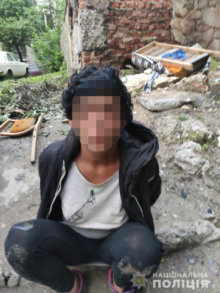 У львівському скверику ромка «підрізала» чоловіка. Фото: поліція Львівщини.