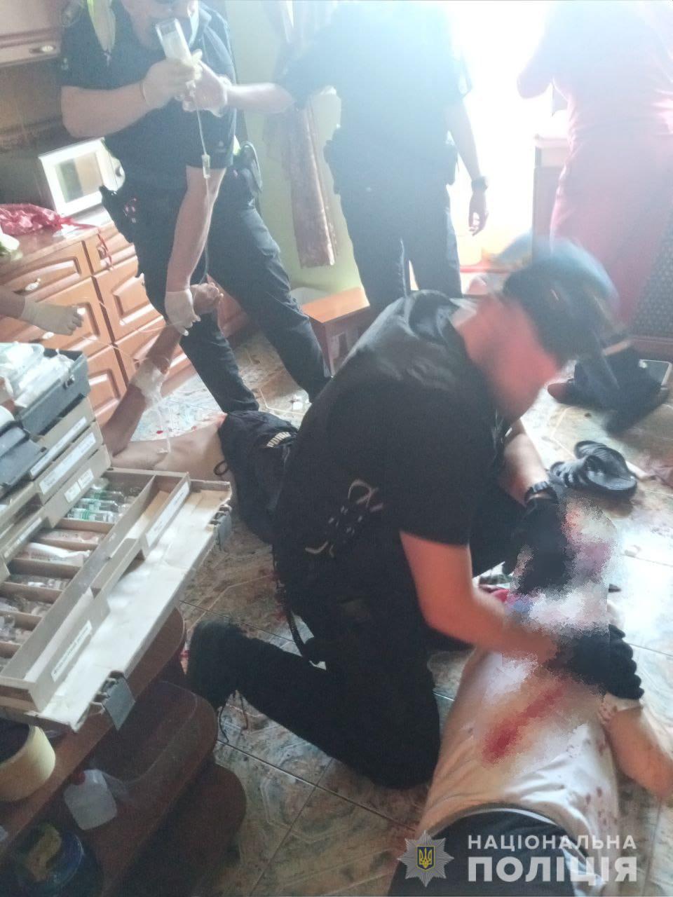 Сімейна драма. Медики надають допомогу двом чоловікам. Фото: поліція Львівщини.