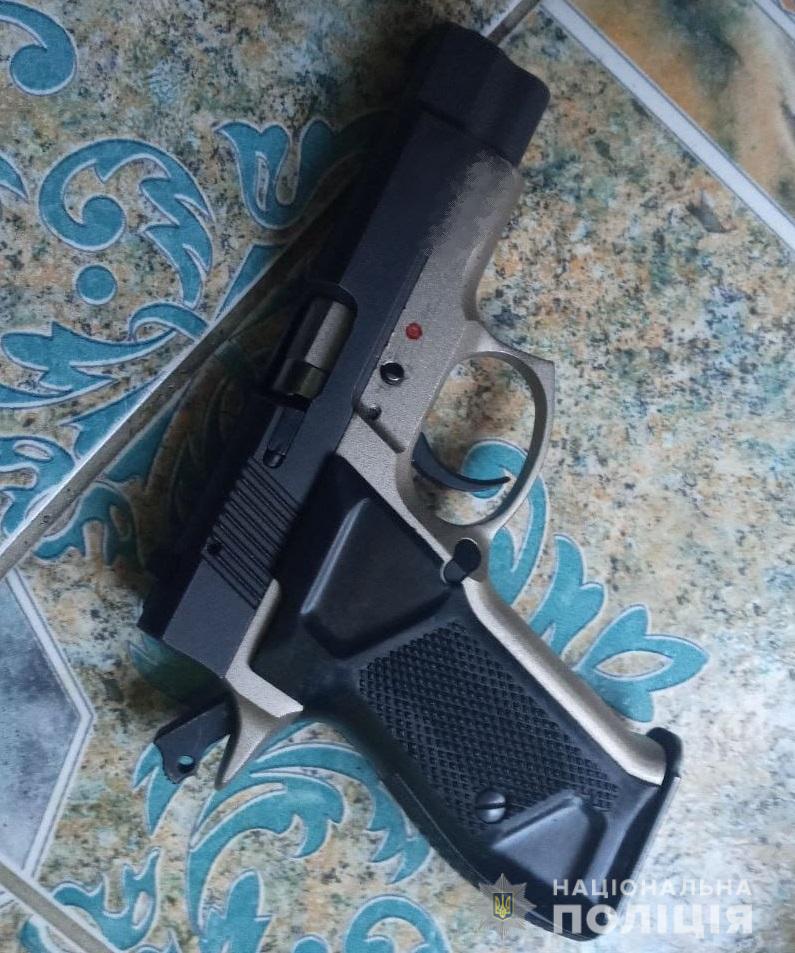 Пістолет, з якого стріляв розлючений батько. Фото: поліція Львівщини. 
