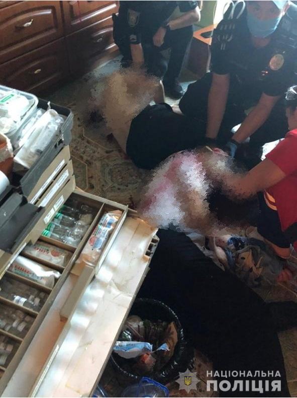 Сину – в шию, собі – в голову: в одній із львівських квартир сталася стрілянина. Фото: поліція Львівщини. 